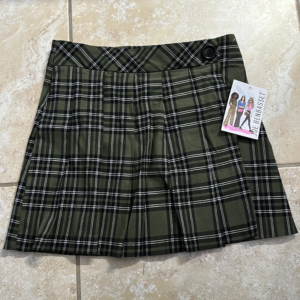 Mini skirt green new size medium